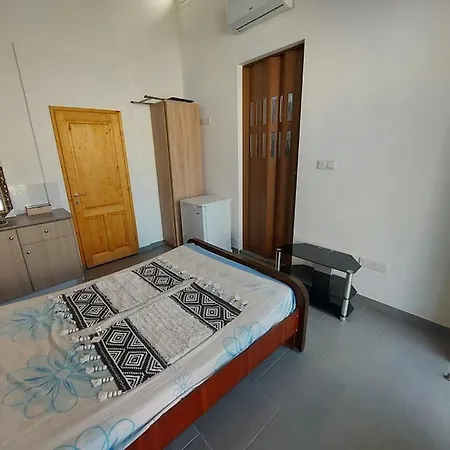 Anna 10 Min Walk From The Guest house