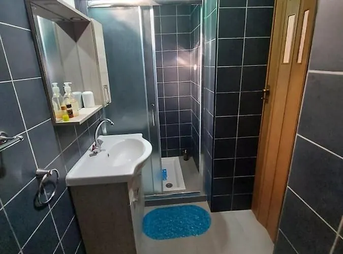 Anna 10 Min Walk From The 3* Larnaca