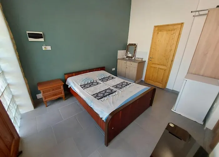 Anna 10 Min Walk From The