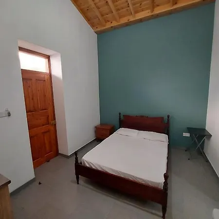 Πανσιόν Anna 10 Min Walk From The Λάρνακα