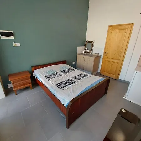 Anna 10 Min Walk From The